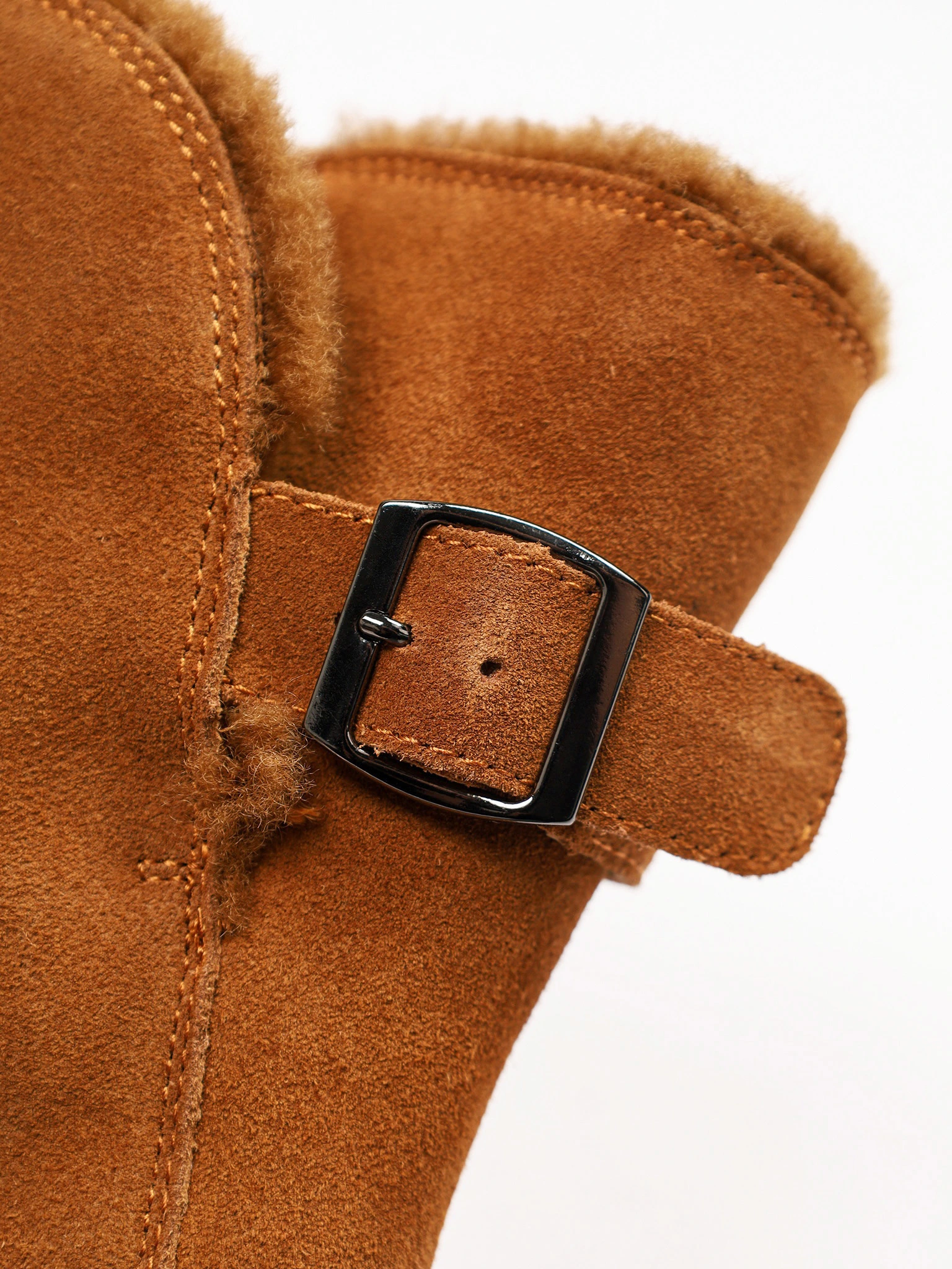 Ботинки рыжего цвета с ремешком на низком каблуке